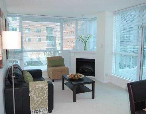 307 138 E ESPLANADE AVENUE, North Vancouver 2